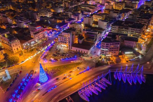 Volos navideño decorado con luces