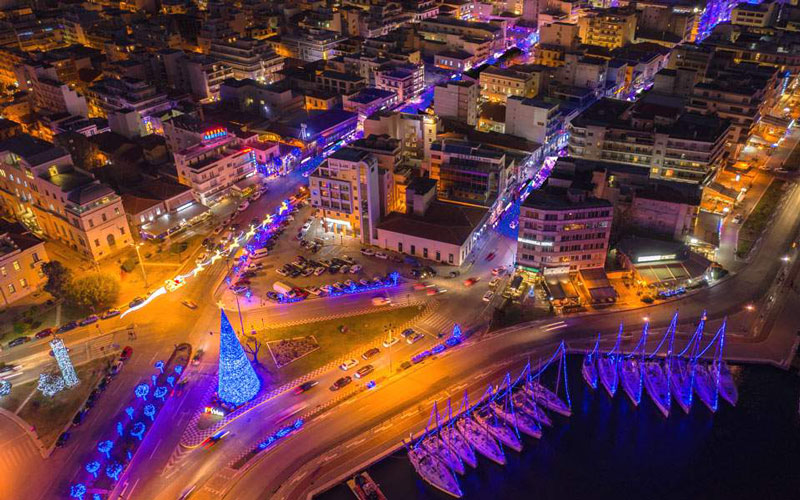 Volos di Natale decorato con luci